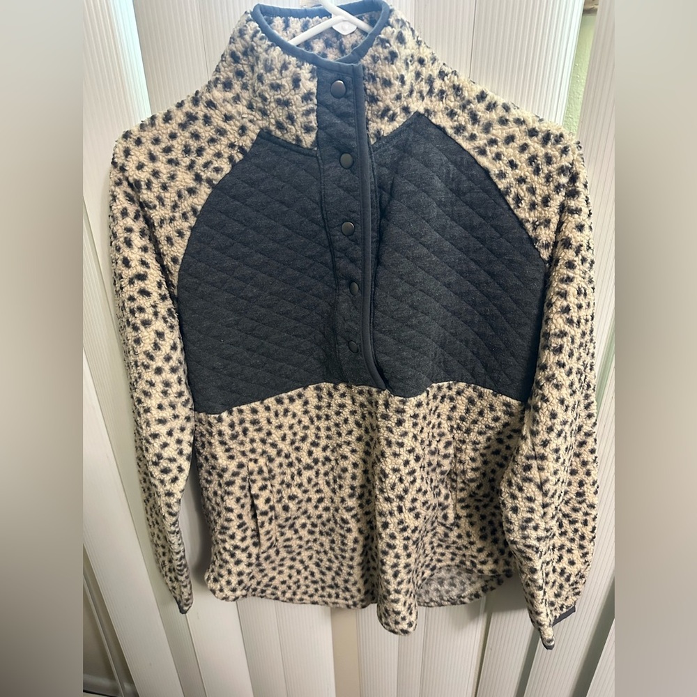 Maurices Gray and Cream Fleece Pullover